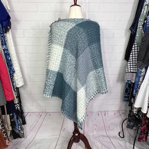 NWOT |•SIMPLY NOELLE•| Soft Knit Poncho With Buttons One Size - Picture 4 of 7